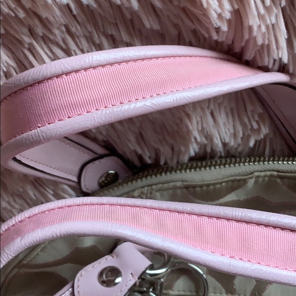 Coach handbag with detachable crossbody strap. - Picture 3 of 9